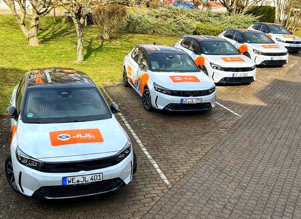 Fahrzeugflotte von JUL Pflege im ambulanten Pflegedienst unterwegs